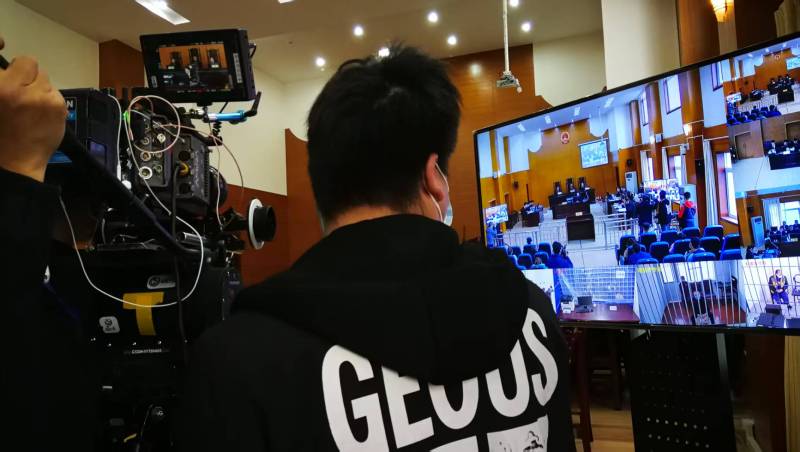 AI生成VS人工创意——永兴县广告片拍摄公司的技术浪漫主义实践